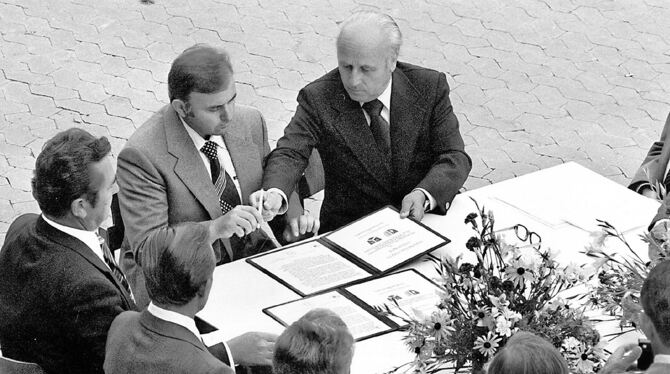 Bei der Unterzeichung des Vertrags: Die Bürgermeister Lorenz Gartner und Richard Wolf (rechts) im Jahr 1978.  FOTO: GROHE