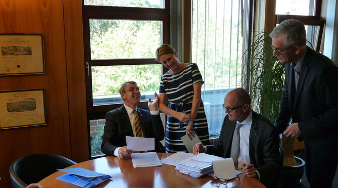 Gelöste Stimmung (von links): Harald Herrmann, Pressesprecherin Sonja Madeja und Joachim Eisert. FOTO: HÄRING