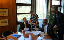  Gelöste Stimmung (von links): Harald Herrmann, Pressesprecherin Sonja Madeja und Joachim Eisert. FOTO: HÄRING