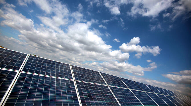 Eine Solaranlage an einem Gebäude. Das Land will deren Ausbau wieder forcieren. FOTO: DPA
