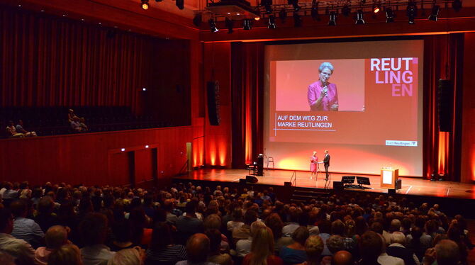 »Keine Verlierer, nur Gewinner«: Oberbürgermeisterin Barbara Bosch mit Moderator Helge Thun in der Stadthalle. FOTOS: NIETHAMME