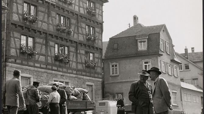 Diese Aufnahme datiert aus dem Jahr 1963 und zeigt einen Kartoffelmarkt am Reutlinger Spendhaus. FOTO: STADTARCIV