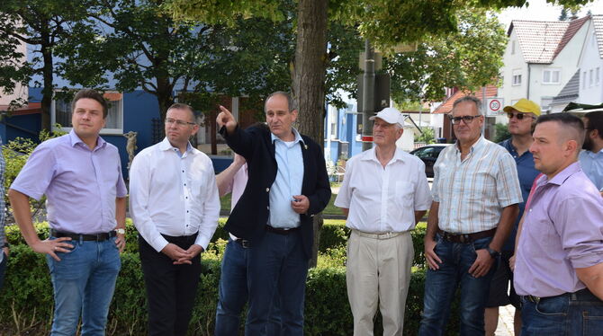 Der Europaabgeordnete Norbert Lins (zweiter von links), bekommt von Bürgermeister Uwe Morgenstern)(mitte) in Undingen gezeigt, w