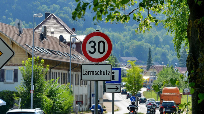 Das Tempo-30-Schild soll um 200 Meter in Richtung Ortsmitte Unterhausen versetzt werden.  FOTO: NIETHAMMER