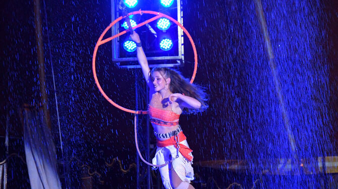 Luftakrobatik unter Wasserfontänen.