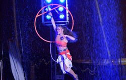 Luftakrobatik unter Wasserfontänen.