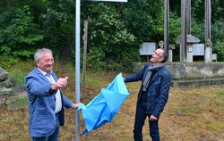 Enthüllung am römischen Grabmal: Die alte B 297 am Baggersee vorbei hat jetzt einen neuen Namen. FOTO: NIETHAMMER