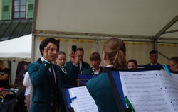 Auf sie war Verlass: Dirigent Elias Kowalski und der Musikverein.  FOTO: JOCHEN