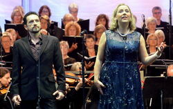 Juan Pablo Marín und Christine Reber betörten mit ihren Stimmen.  FOTOS: NIETHAMMER