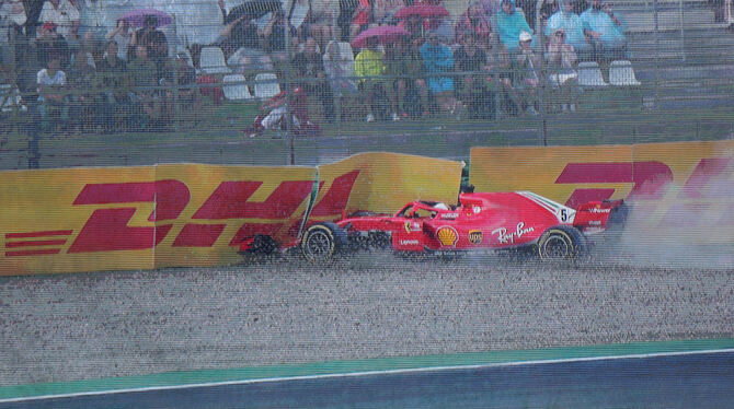 Aus und vorbei: Sebastian Vettel rutscht in einer Kurve von der Strecke.  FOTOS: DPA