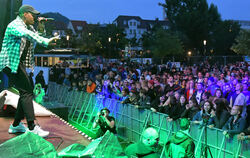 Trotz des dürftigen Wetters genossen die Besucher das Musik-Event mit Acts wie Rapper Ahzumjot. FOTOS: MEYER