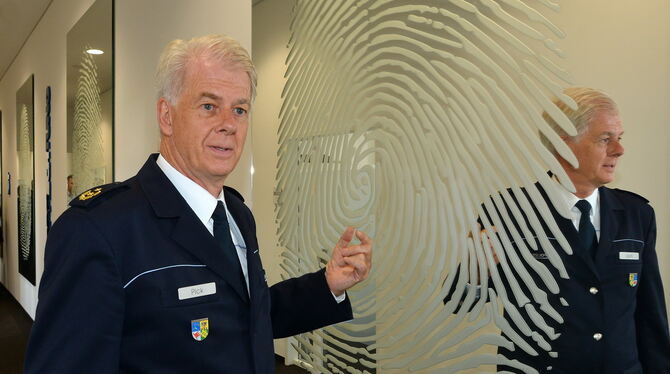 Kunst am Bau: »Unantastbar« heißen die Werke von Babak Saed. Sie stehen für die Würde des Menschen, wie Polizeipräsident Alexan Kunst am Bau: »Unantastbar« heißen die Werke von Babak Saed. Sie stehen für die Würde des Menschen, wie Polizeipräsident Alexan