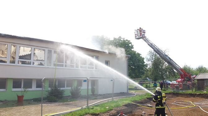 Die Löscharbeiten an der Rulaman-Grundschule in Grabenstetten dauern unvermindert an.   FOTO: FINK