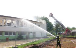 Die Löscharbeiten an der Rulaman-Grundschule in Grabenstetten dauern unvermindert an.   FOTO: FINK