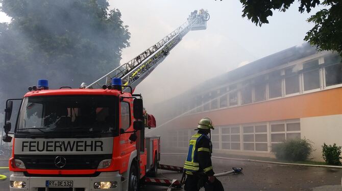 Nach bisherigen Erkenntnissen soll zunächst ein Schwelbrand unter dem Dach ausgebrochen sein