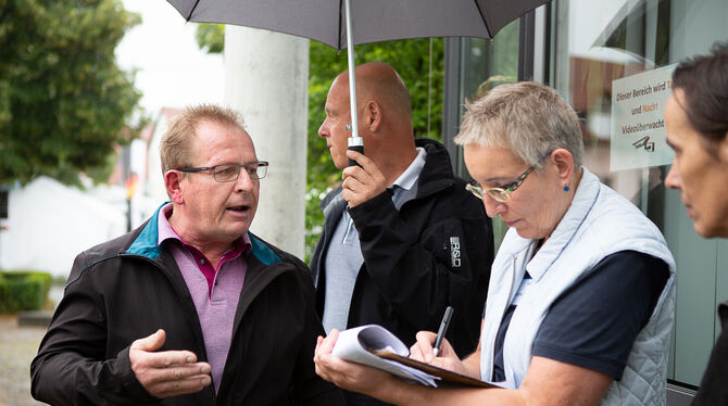 Rolf Geckeler, Ortschaftsrat aus Erpfingen, legt seine Argumente für die unechte Teilsortswahl dar. Foto: Niethammer