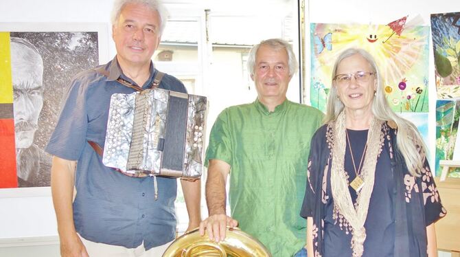 Konzert mit Lesung im Paul-Jauch-Haus: Stefan Labude (von links), Joachim Stahl und Heidemarie Köhler.  FOTO: BÖHM