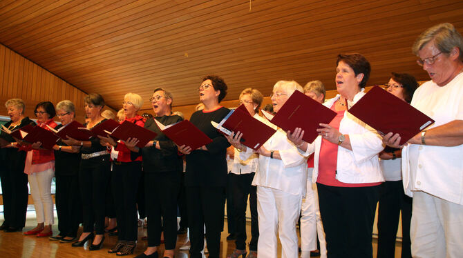 Das Serenadenkonzert des Liederkranzes, hier der Frauenchor, wurde wegen schlechten Wetters kurzerhand in den Musiksaal der Schl