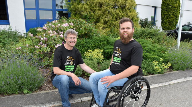 Der nächste Schritt: Prof. Dr. Sven Steddin (links) und Nicolas Menschenmoser suchen Partner, die für den Rollstuhl-Bewegungstra