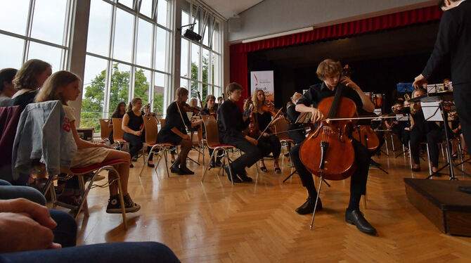 Konzertsaal statt Open-Air: Lionel Martin wirkte bei Dvorˇáks Cellokonzert h-Moll als Solist des Sinfonieorchesters der Musiksch
