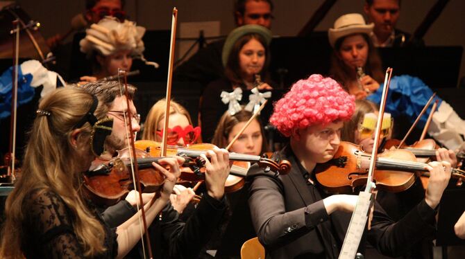 So bunt kostümiert hat die von der Gesellschaft der Musikfreunde geförderte Junge Sinfonie Reutlingen im Silvesterkonzert 2017 d