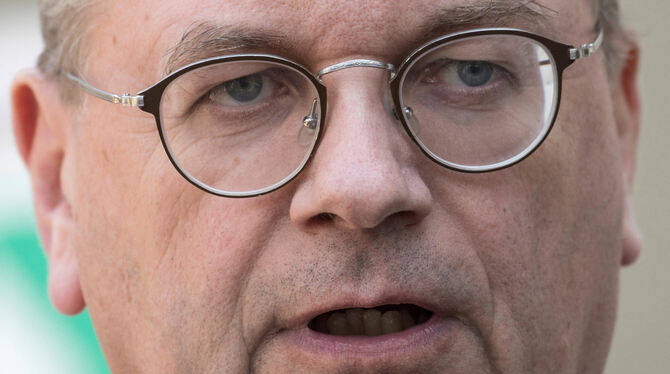 Aussitzen ist keine Alternative: DFB-Präsident Reinhard Grindel steht nach dem Rücktritt von Mesut Özil heftig unter Beschuss. F