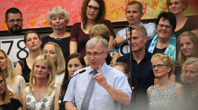 Wurde mit liebevoll gestaltetem Programm verabschiedet: Eberhard Stäbler.  FOTO: SCHULE