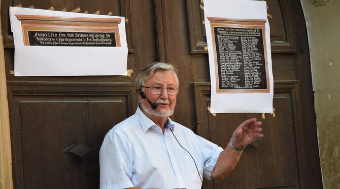 Wilfried Setzler mit Kopien von historischen Tafeln an einer Tür im Schlosshof. FOTOS: -JK