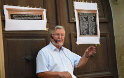 Wilfried Setzler mit Kopien von historischen Tafeln an einer Tür im Schlosshof. FOTOS: -JK