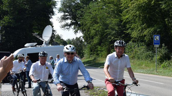 Bürgermeister Joseph Reichert (von links), Verkehrsminister Winfried Hermann und Regierungspräsident Klaus Tappeser probieren de