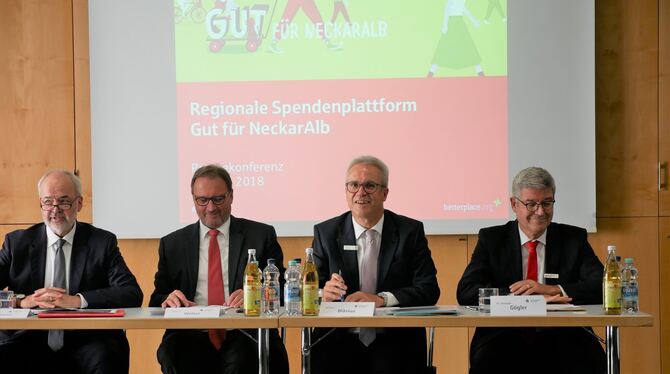 Die Landräte Thomas Reumann (von links) und Joachim Walter sowie die Vorstandsvorsitzenden der Kreissparkassen Reutlingen und Tü