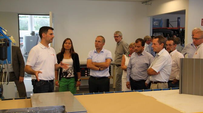 Ein Sika-Mitarbeiter erklärt Gästen, wie im neuen Technologiecenter in Bad Urach gearbeitet wird. FOTO: SIKA