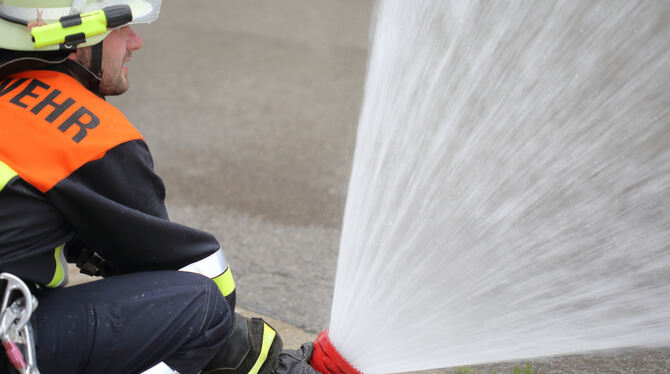 Wasser marsch! Wie die erwachsenen Feuerwehrleute müssen auch die Nachwuchskräfte regelmäßig die Abläufe trainieren.  FOTO: FOTO