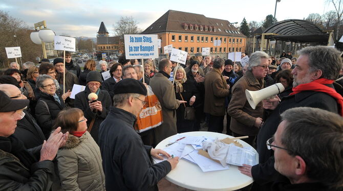 Stuttgart-21-Feeling in Reutlingen: Spätestens im Januar 2012 mutierte der Fußgängersteg zum Politikum.  ARCHIVBILD: NIETHAMMER
