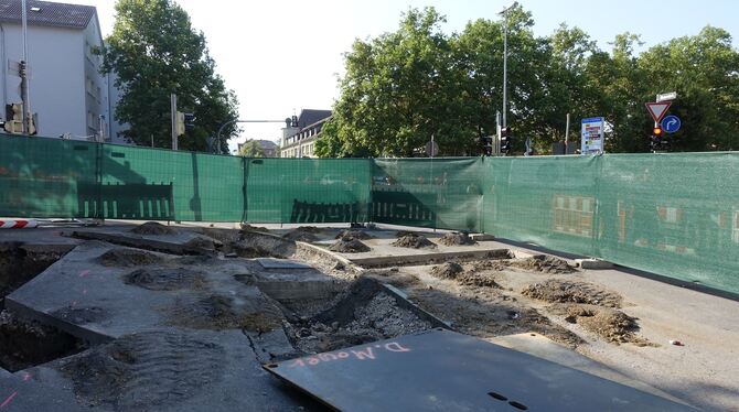 Der Blick in den abgesperrten Bereich an der Ecke Bismarckstraße/Karlstraße: Deutlich zu sehen sind Bohrlöcher. Hier wurde im Un