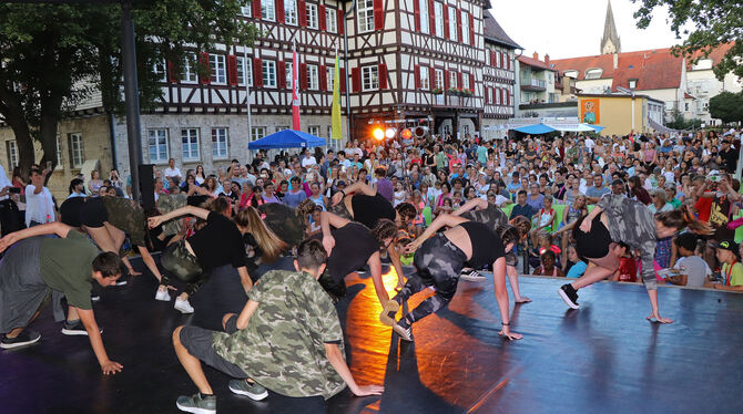Sommernacht in Münsingen: Dazu gab es auf der Rathausbühne ein tolles Programm von Kultur 33. FOTO: BLOCHING
