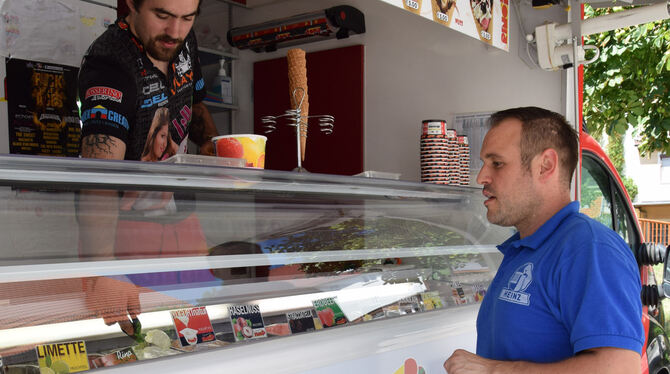 Markus Gluns gönnt sich in der Mittagspause ein Eis bei Nicola  Dorissa.  FOTO: SPAHLINGER