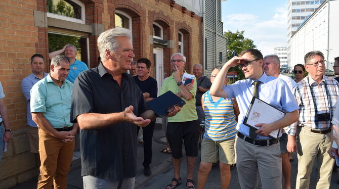 Der Stadtplaner Wolfgang Schreiber erläutert die Vorhaben.  FOTO: JAENSCH