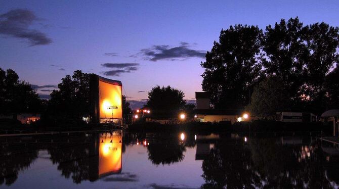 So sieht es im Freibad aus, wenn wieder Open-Air-Kino ist.  FOTO: STADT MÖSSINGEN