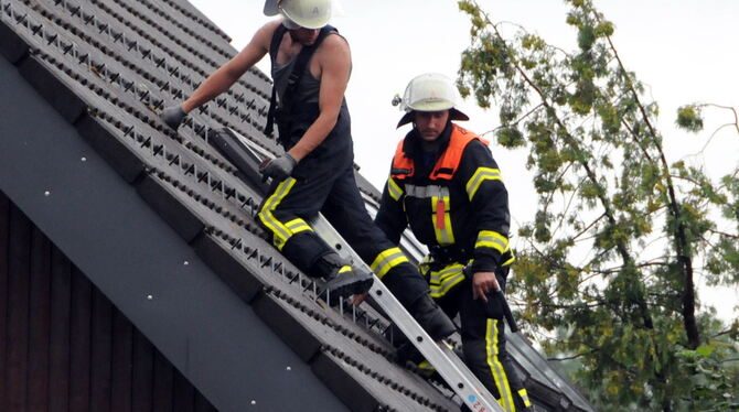 Die Feuerwehrleute in der Region arbeiteten bis zur Erschöpfung und darüber hinaus, um Schadensbegrenzung zu betreiben (hier in