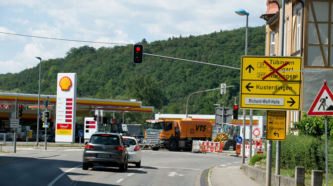 Entweder links hoch nach Kusterdingen oder rechts hoch in die Kirchentellinsfurter Ortsmitte: Der Weg zur B 27 ist an der Shell-