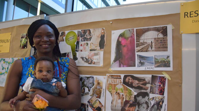 Ebere mit Tochter Michelle vor ihrem Beitrag zur Collage im »Junge Heldinnen-Projekt«. FOTO: STÖHR