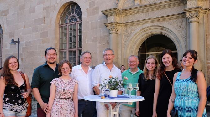 Die Herausgeber des Buches »Mathematik mit Modellen« mit einigen der beteiligten Studierenden (von links): Felicia Stahl, Daniel