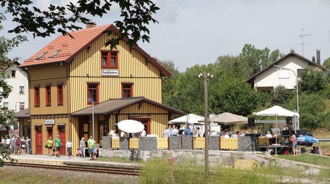 Im Biergarten vorm Bahnhof sitzen: in Kohlstetten ab sofort möglich. FOTO: SCHRADE