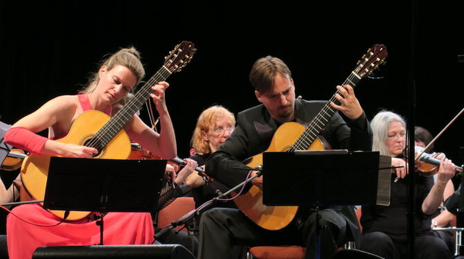 Die Festivalleiter Katrin Klingeberg und Sebastian Montes als Solisten im Konzert von Andreas Ramazan Estedt. FOTO: KNAUER