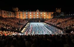 Besondere Attraktion: Aufmarsch von 200 Dudelsackbläsern.  FOTOS: JOACHIM LENK