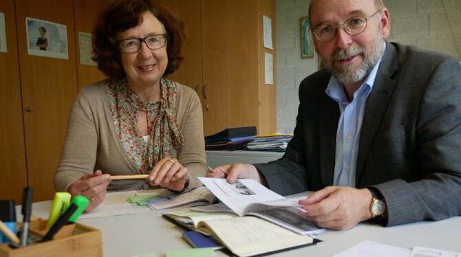 Frieder Leube und Karin Waldenmaier-Sigler mit dem neuen Programm. FOTO: LEISTER