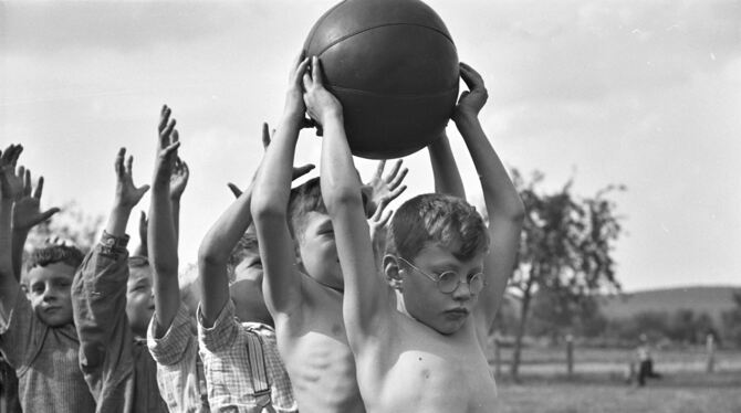 1937: Im Ferienlager auf der Schwäbischen Alb ertüchtigt sich der Nachwuchs sportlich. FOTOS: WALTER KLEINFELDT
