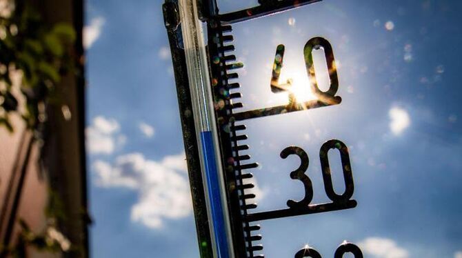 Sonne scheint hinter einem Thermometer