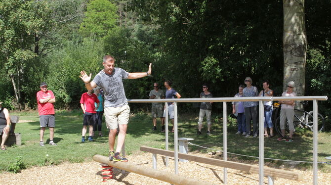 Koordination, aber auch Kraft trainieren können Freizeitsportler auf dem neuen Bewegungsparcours am Lauchertsee.   FOTO: SCHRADE